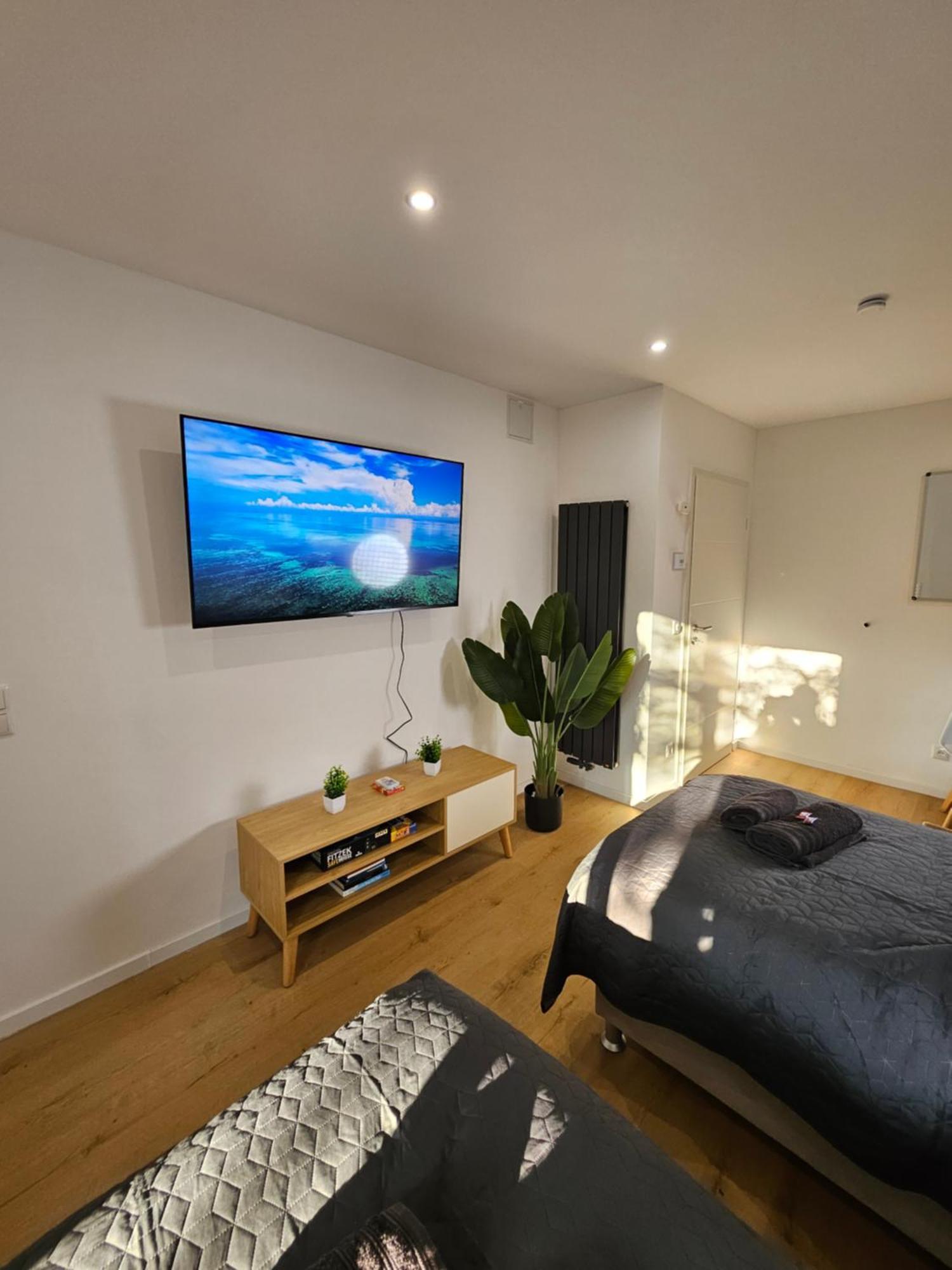 Modern Homes - Voll Ausgestatte Wohnung - Balkon - Hotelbetten - 4K Tv - Wlan Moers Bagian luar foto