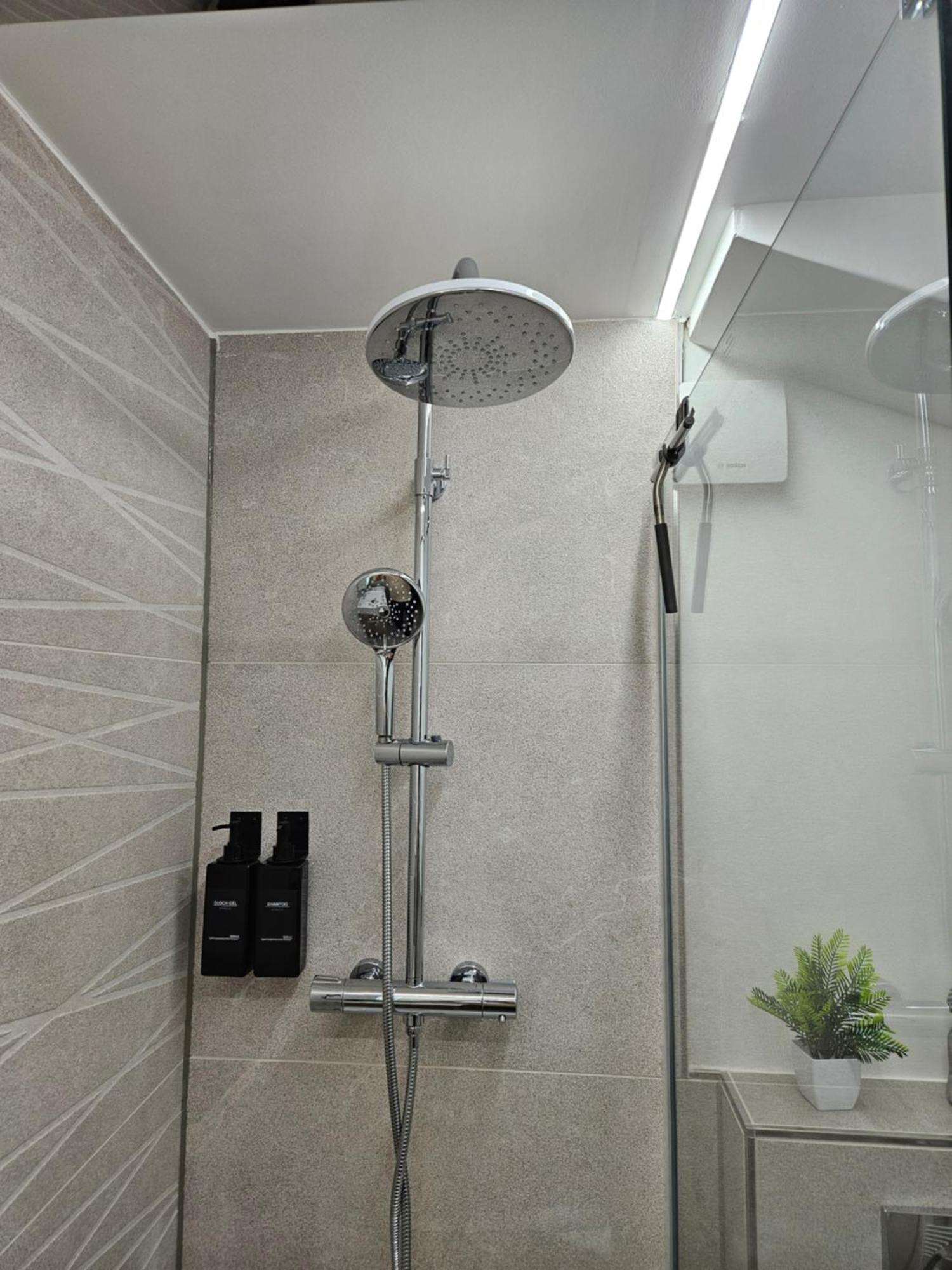 Modern Homes - Voll Ausgestatte Wohnung - Balkon - Hotelbetten - 4K Tv - Wlan Moers Bagian luar foto