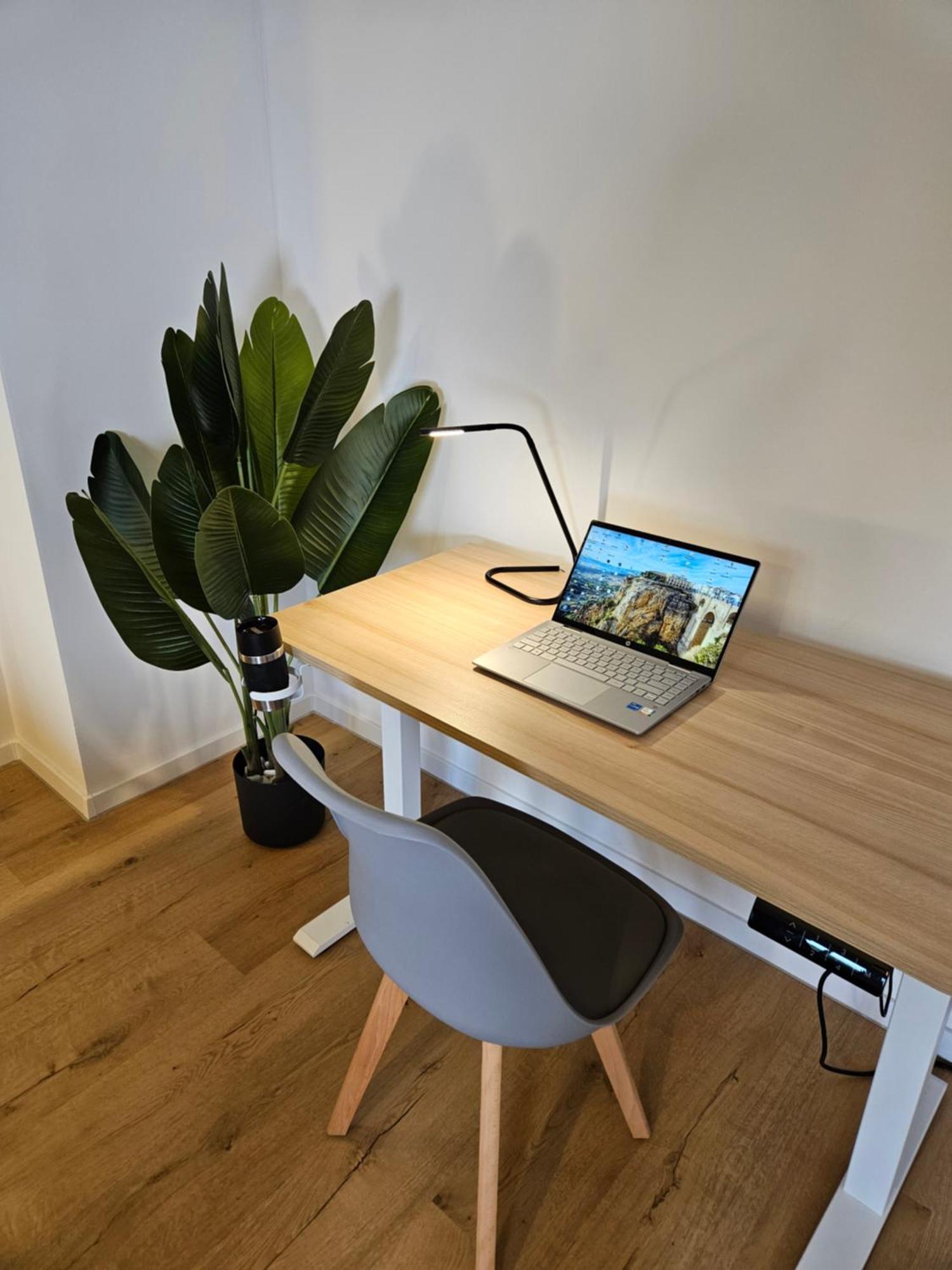 Modern Homes - Voll Ausgestatte Wohnung - Balkon - Hotelbetten - 4K Tv - Wlan Moers Bagian luar foto