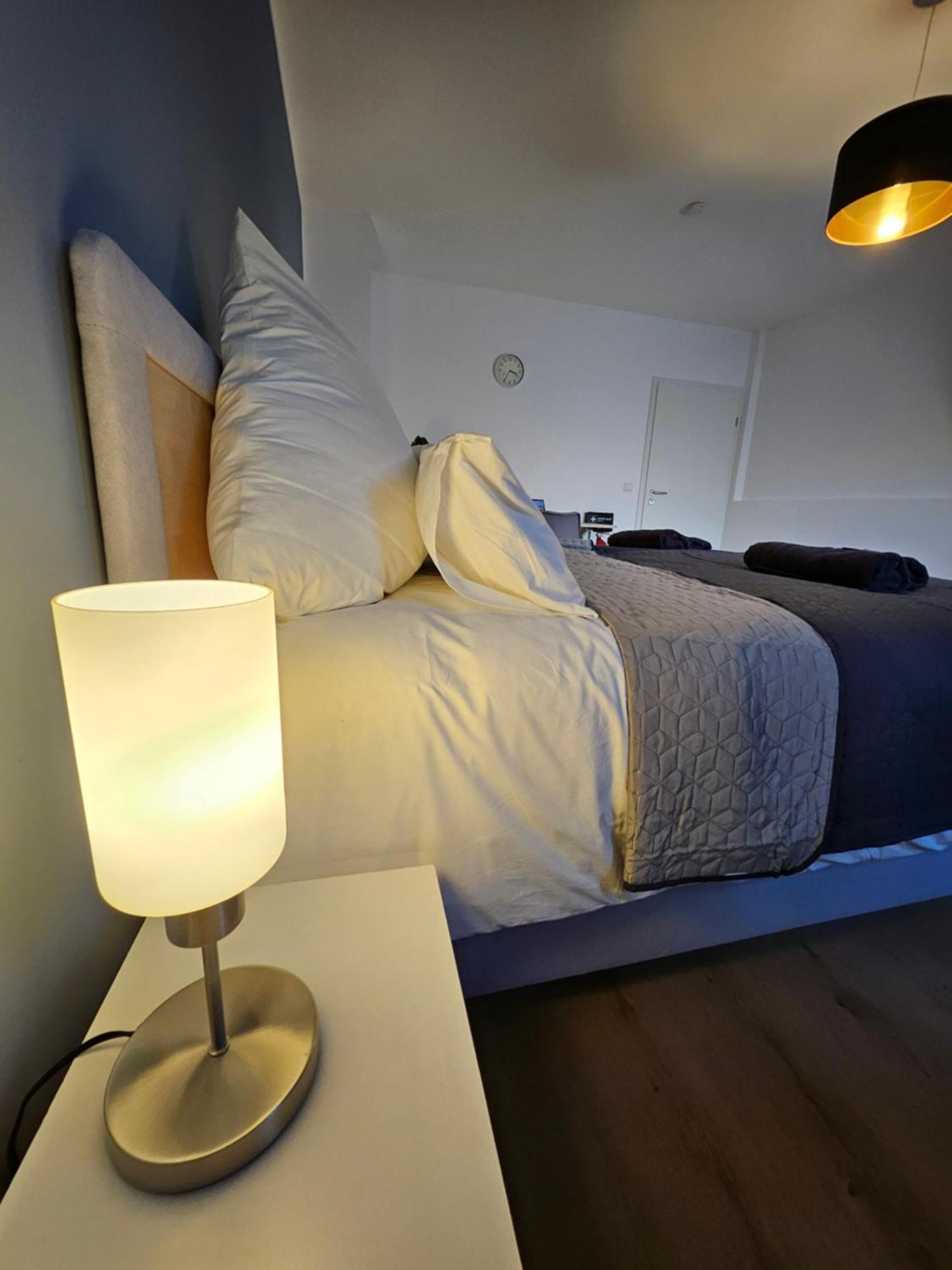 Modern Homes - Voll Ausgestatte Wohnung - Balkon - Hotelbetten - 4K Tv - Wlan Moers Bagian luar foto