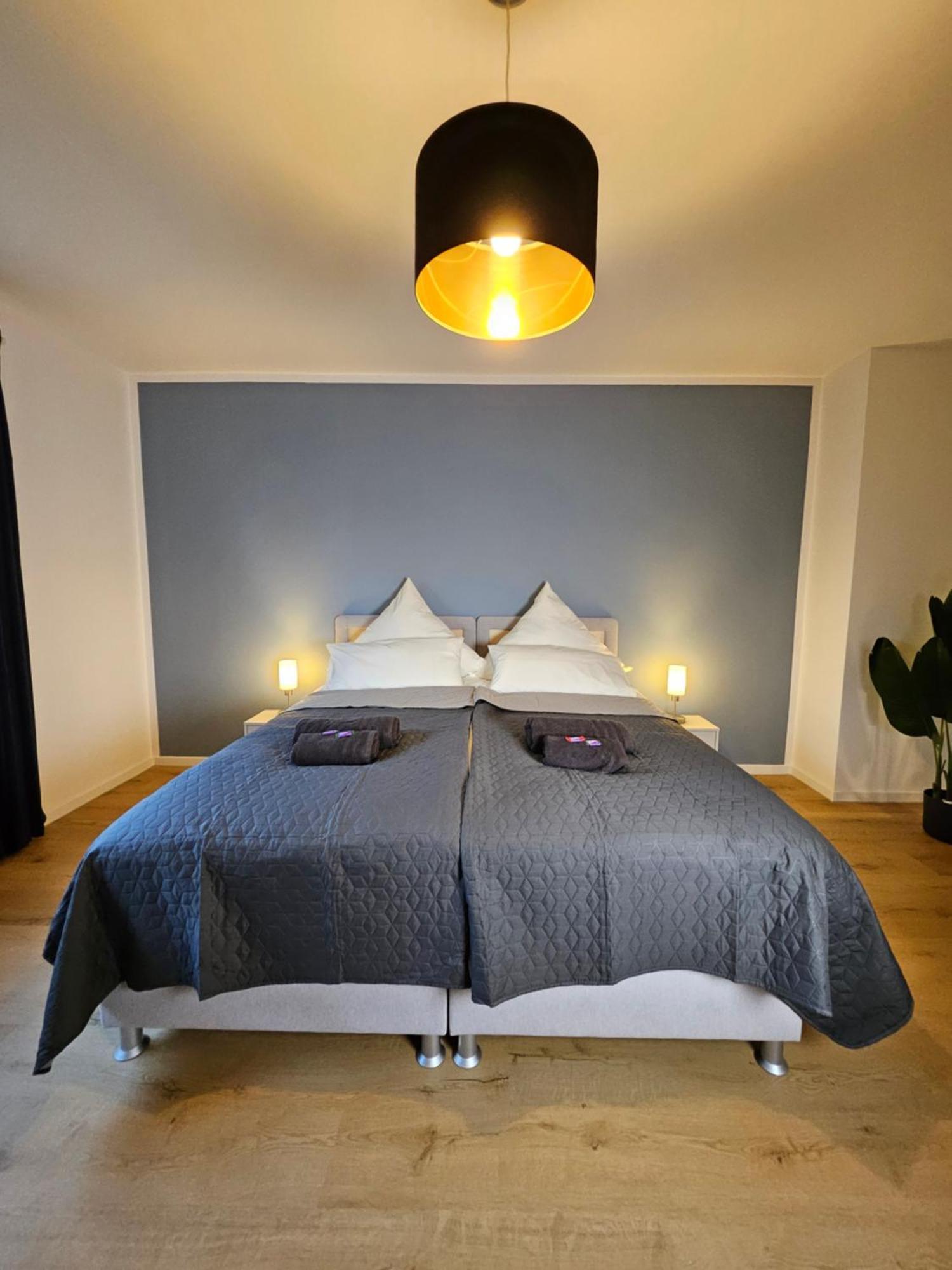 Modern Homes - Voll Ausgestatte Wohnung - Balkon - Hotelbetten - 4K Tv - Wlan Moers Bagian luar foto