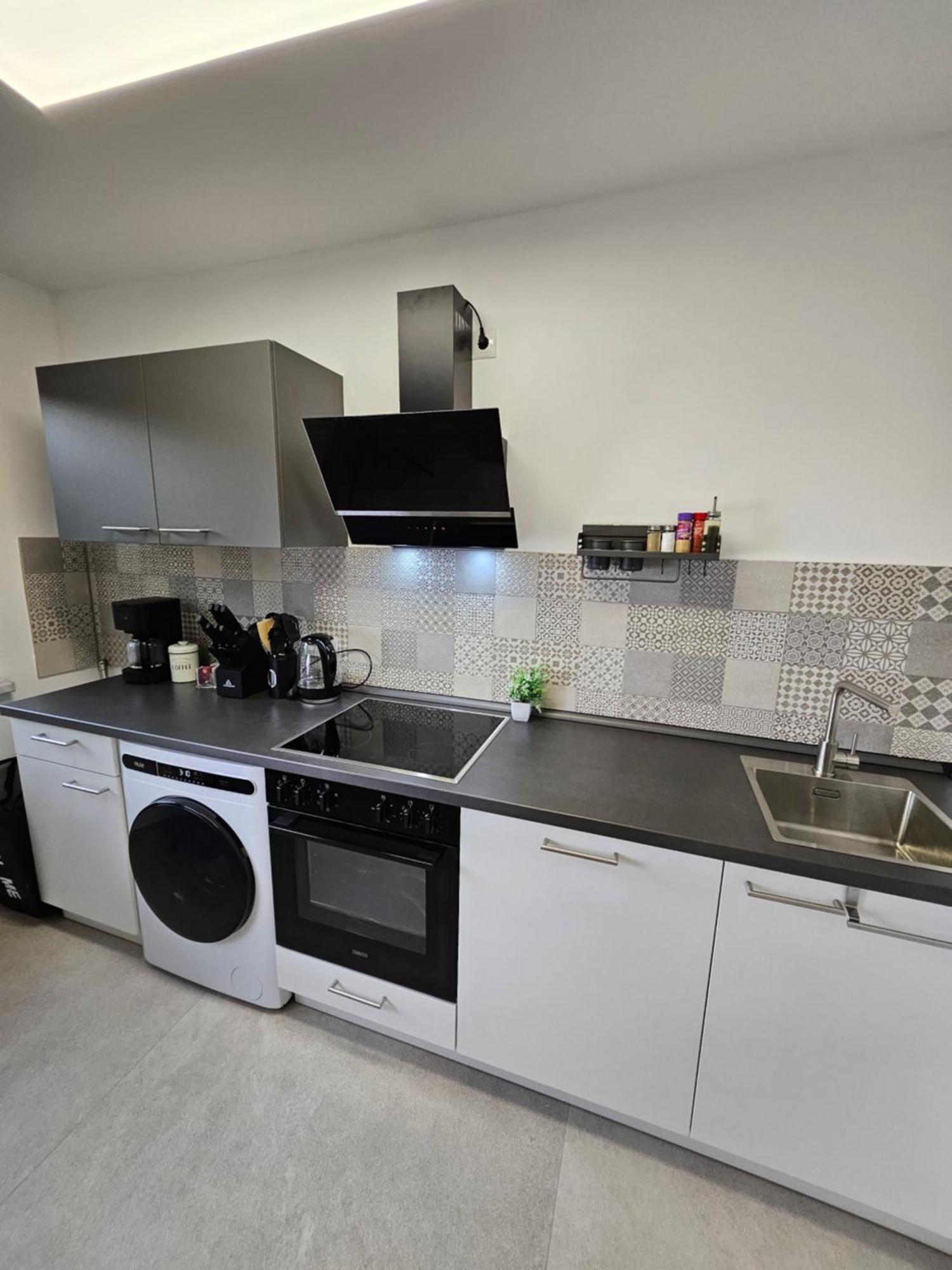 Modern Homes - Voll Ausgestatte Wohnung - Balkon - Hotelbetten - 4K Tv - Wlan Moers Bagian luar foto