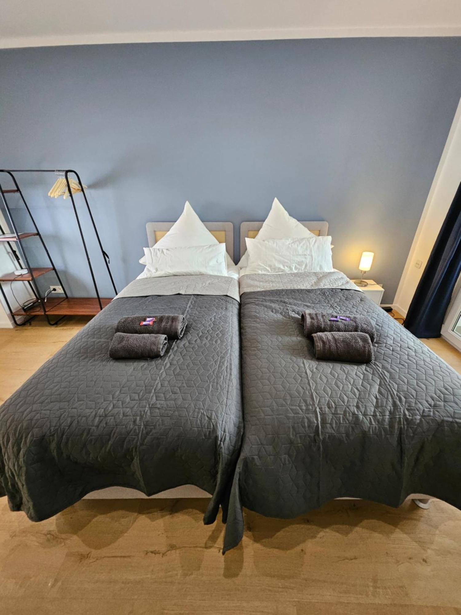 Modern Homes - Voll Ausgestatte Wohnung - Balkon - Hotelbetten - 4K Tv - Wlan Moers Bagian luar foto
