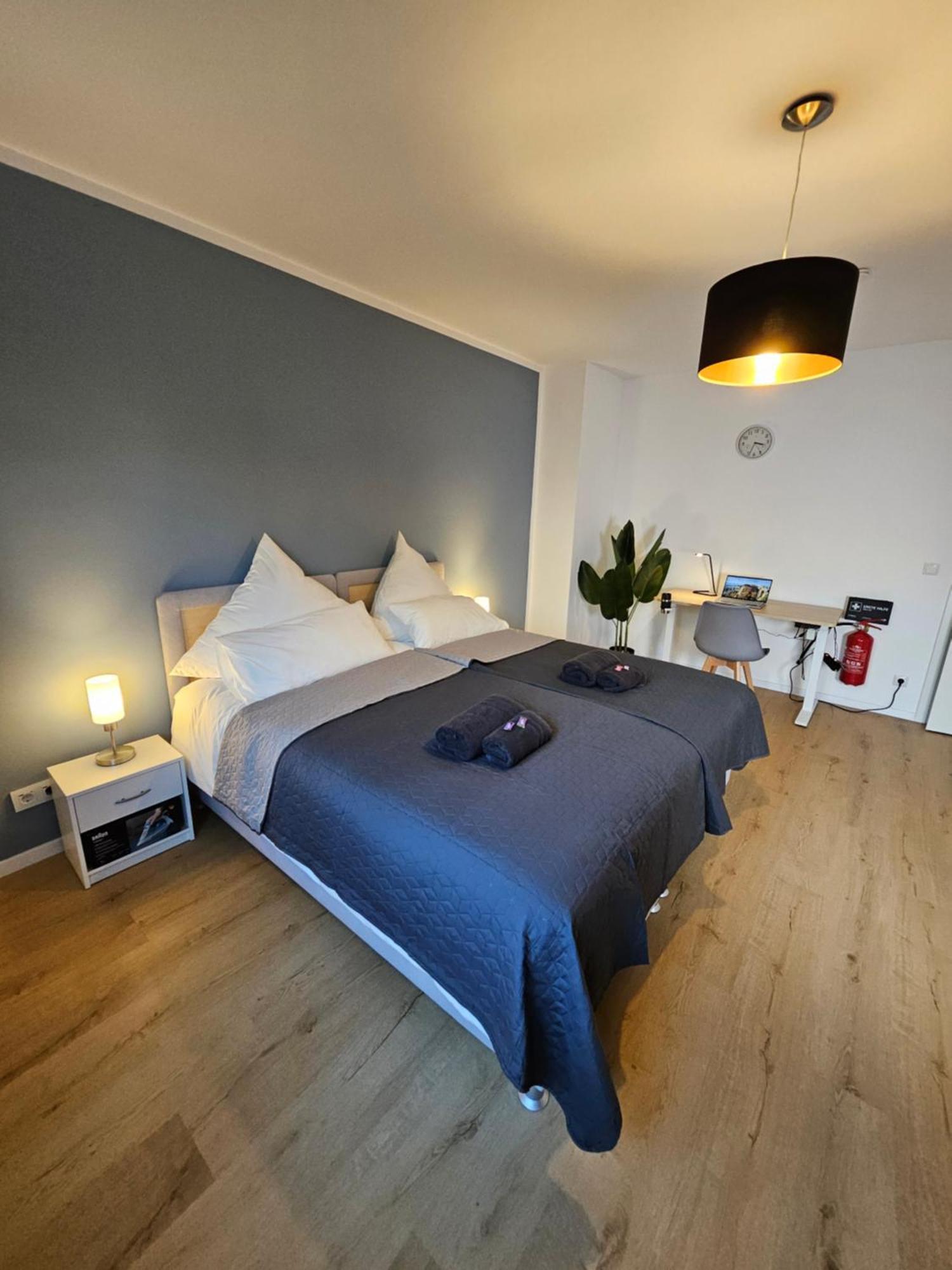 Modern Homes - Voll Ausgestatte Wohnung - Balkon - Hotelbetten - 4K Tv - Wlan Moers Bagian luar foto