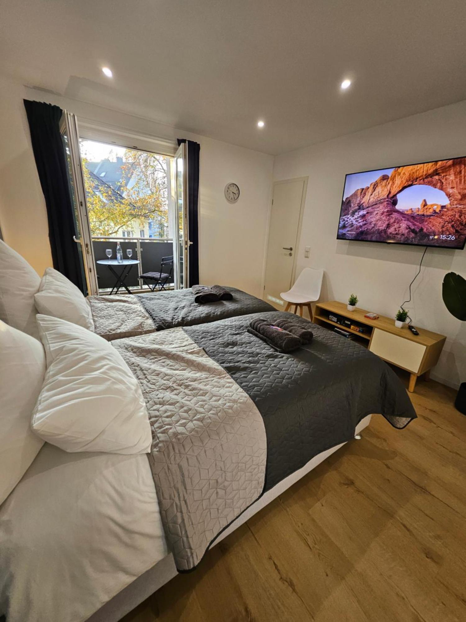 Modern Homes - Voll Ausgestatte Wohnung - Balkon - Hotelbetten - 4K Tv - Wlan Moers Bagian luar foto
