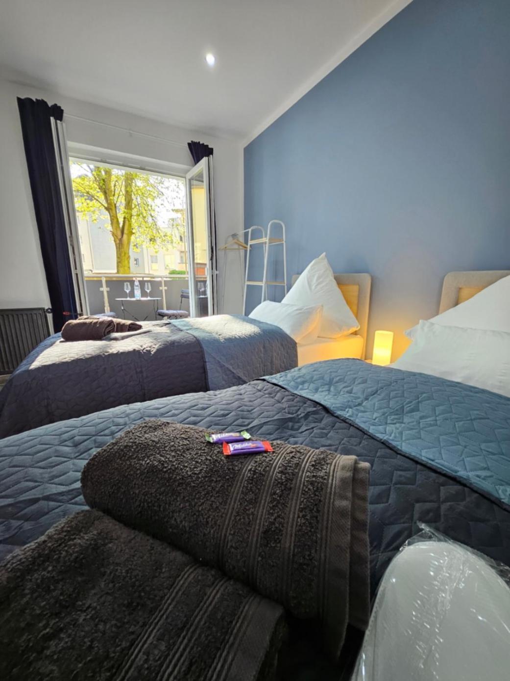 Modern Homes - Voll Ausgestatte Wohnung - Balkon - Hotelbetten - 4K Tv - Wlan Moers Bagian luar foto