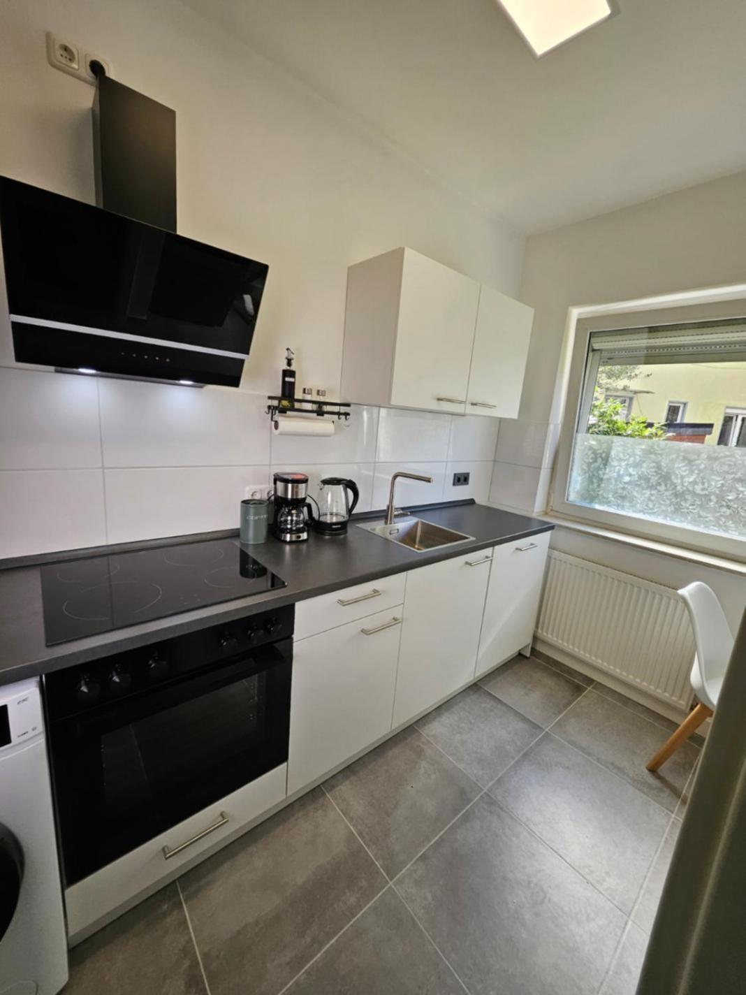 Modern Homes - Voll Ausgestatte Wohnung - Balkon - Hotelbetten - 4K Tv - Wlan Moers Bagian luar foto