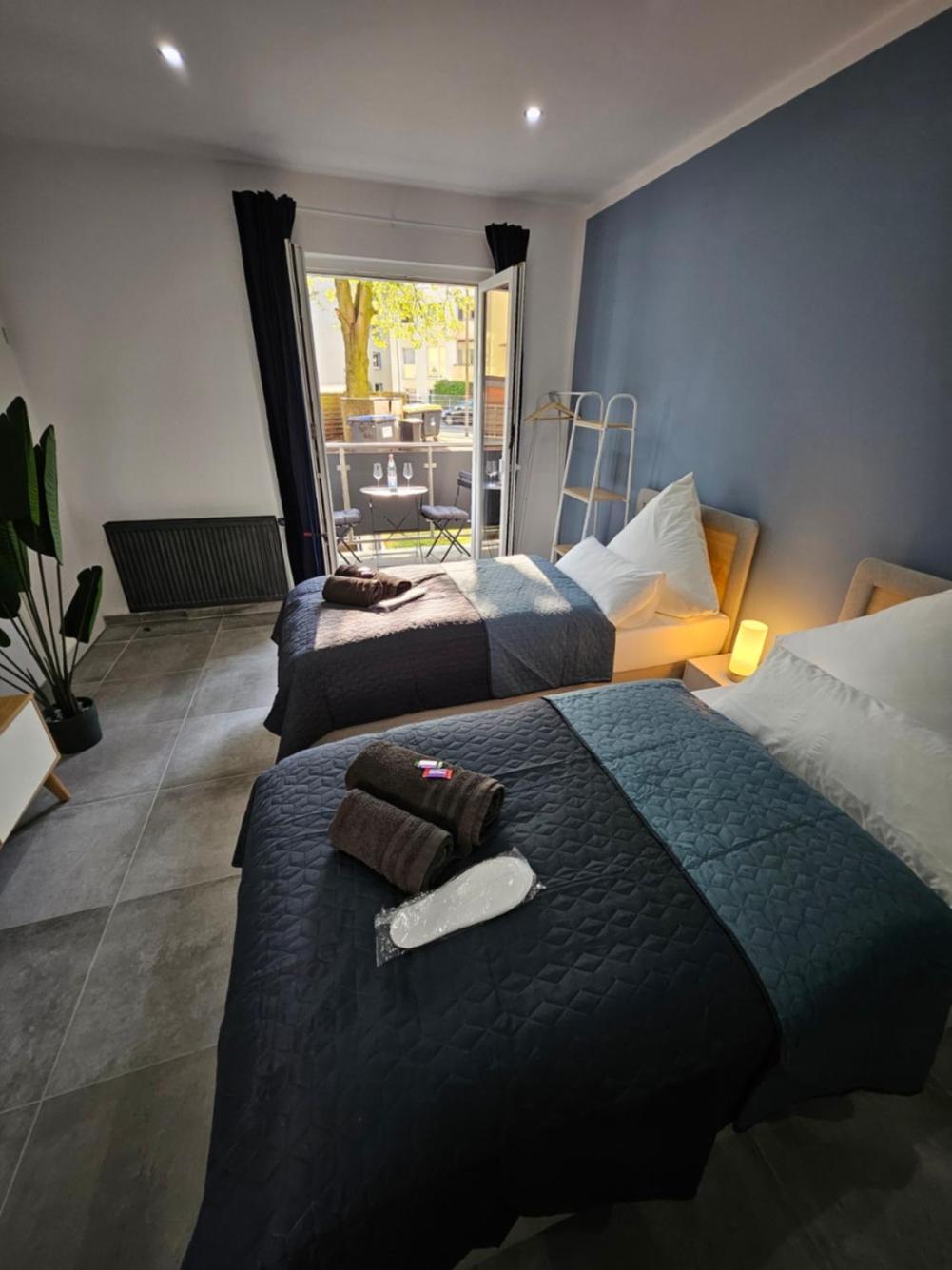 Modern Homes - Voll Ausgestatte Wohnung - Balkon - Hotelbetten - 4K Tv - Wlan Moers Bagian luar foto