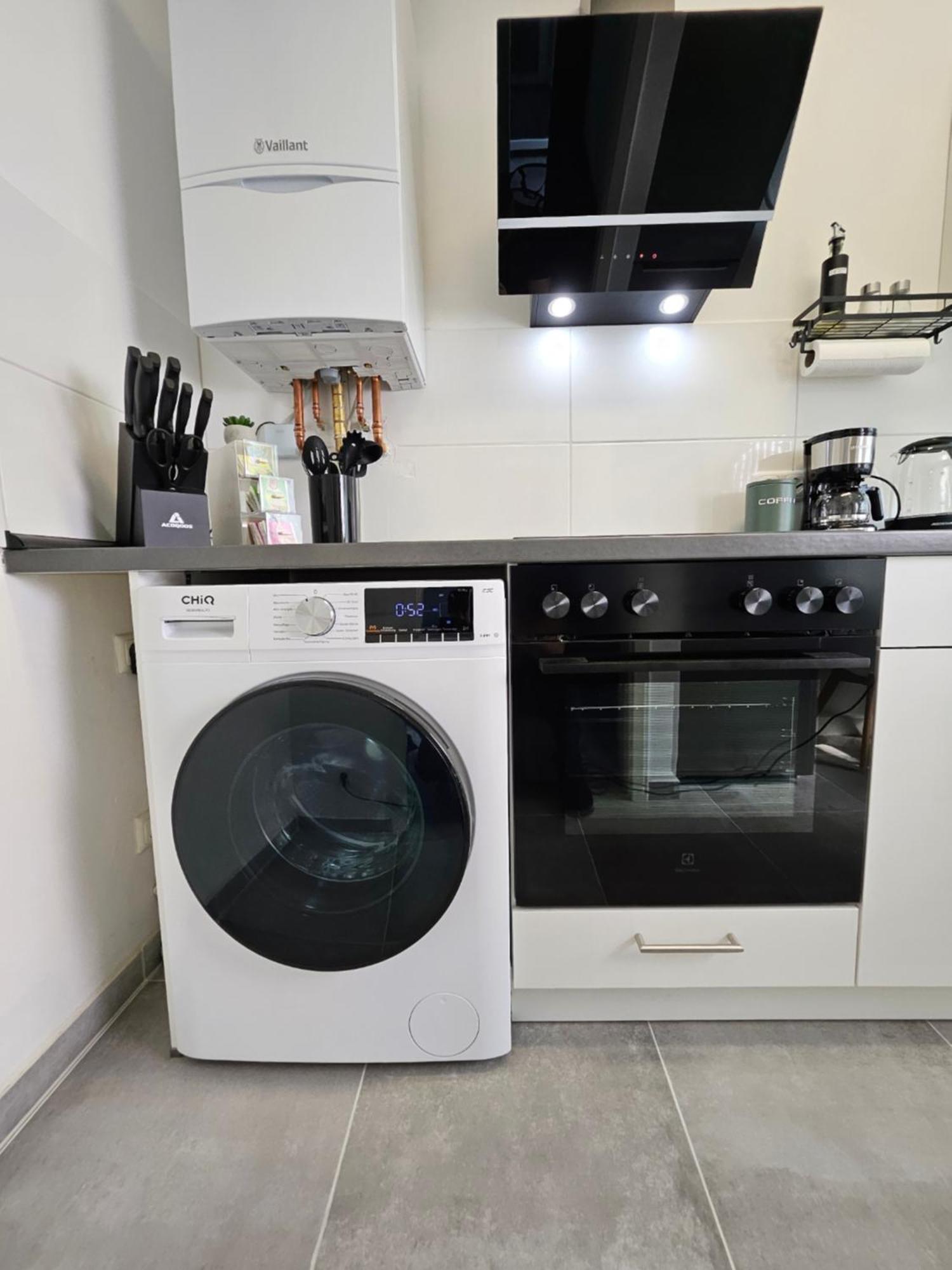 Modern Homes - Voll Ausgestatte Wohnung - Balkon - Hotelbetten - 4K Tv - Wlan Moers Bagian luar foto