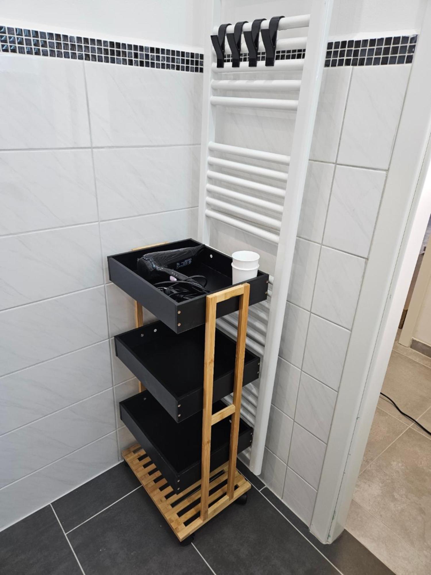 Modern Homes - Voll Ausgestatte Wohnung - Balkon - Hotelbetten - 4K Tv - Wlan Moers Bagian luar foto