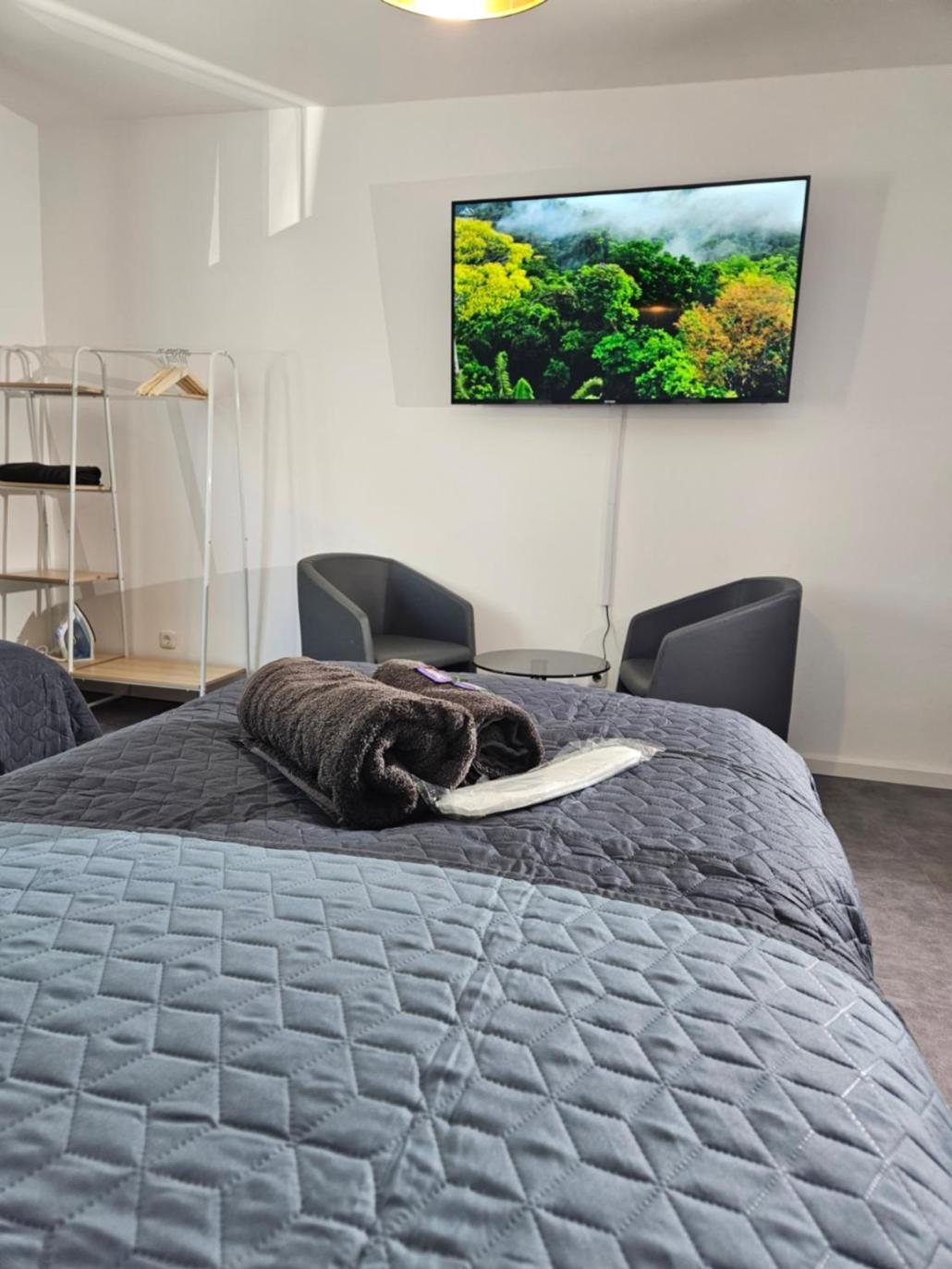 Modern Homes - Voll Ausgestatte Wohnung - Balkon - Hotelbetten - 4K Tv - Wlan Moers Bagian luar foto