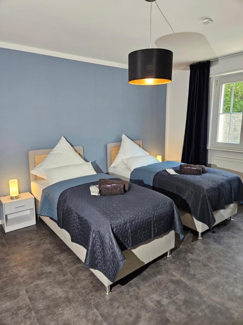 Modern Homes - Voll Ausgestatte Wohnung - Balkon - Hotelbetten - 4K Tv - Wlan Moers Bagian luar foto