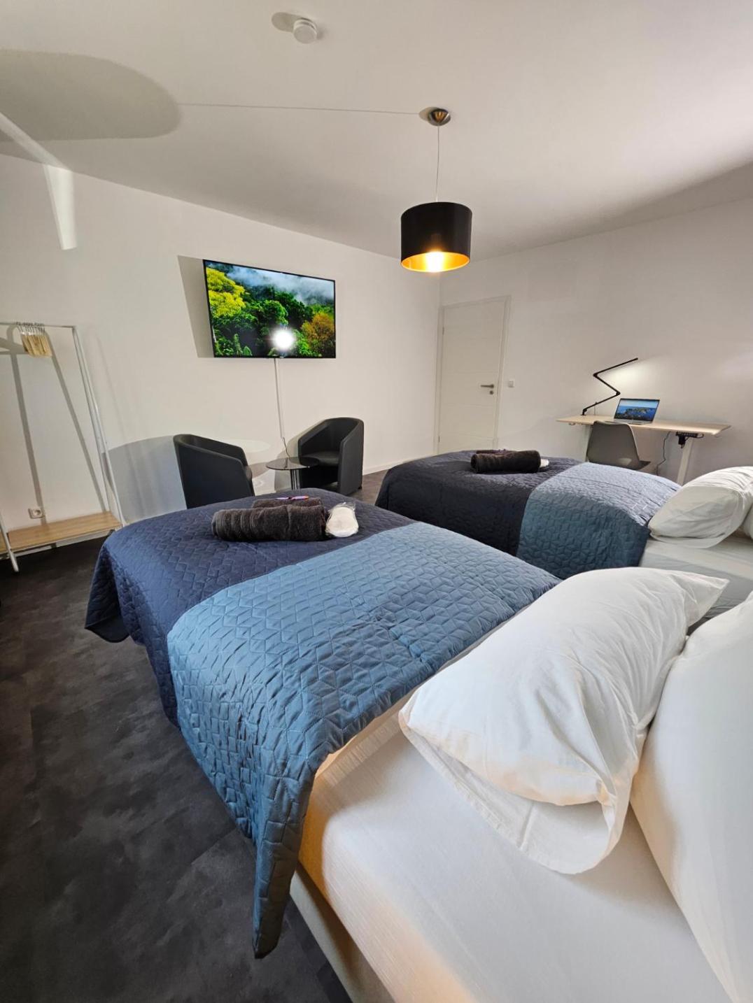Modern Homes - Voll Ausgestatte Wohnung - Balkon - Hotelbetten - 4K Tv - Wlan Moers Bagian luar foto