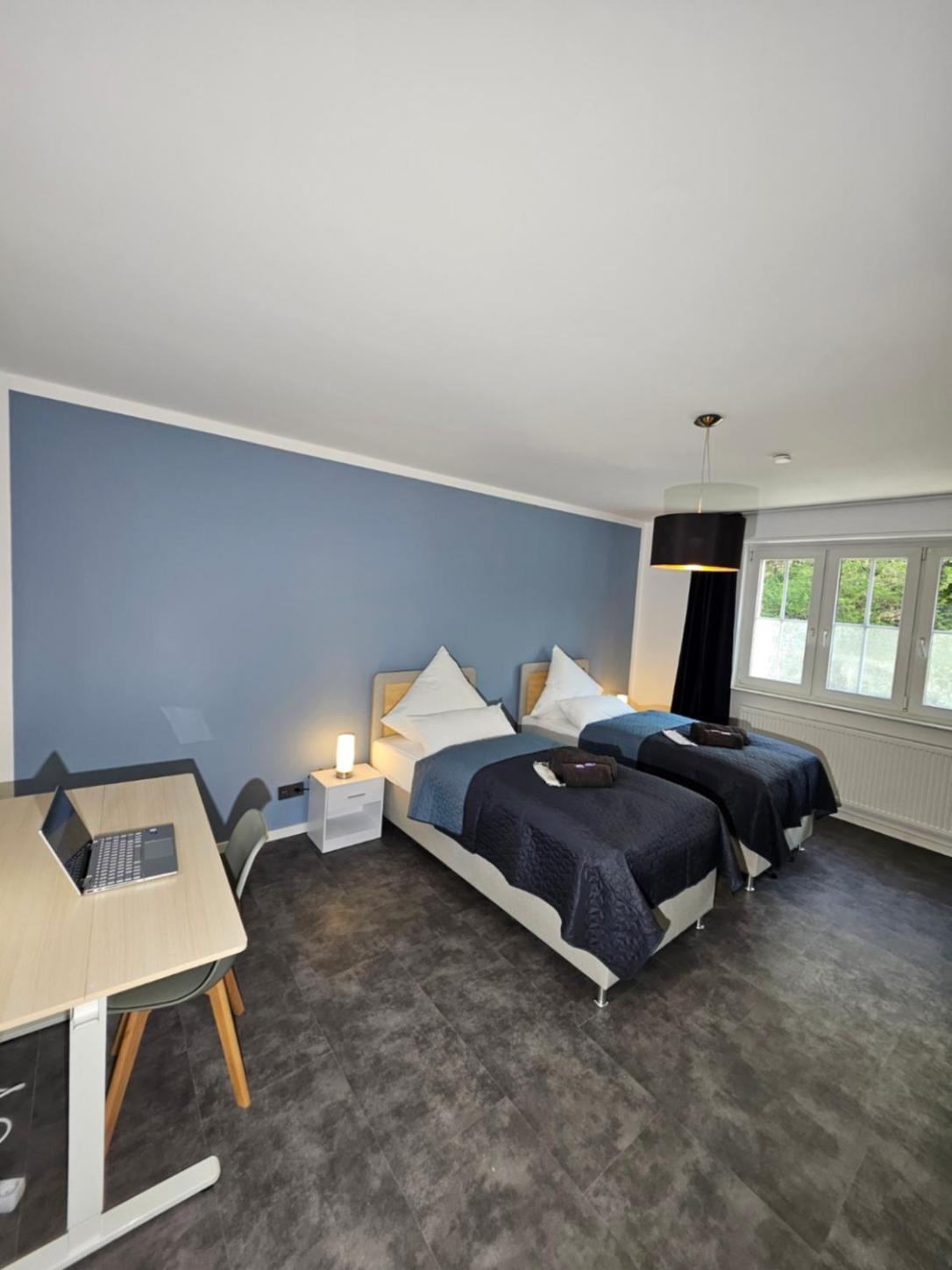 Modern Homes - Voll Ausgestatte Wohnung - Balkon - Hotelbetten - 4K Tv - Wlan Moers Bagian luar foto