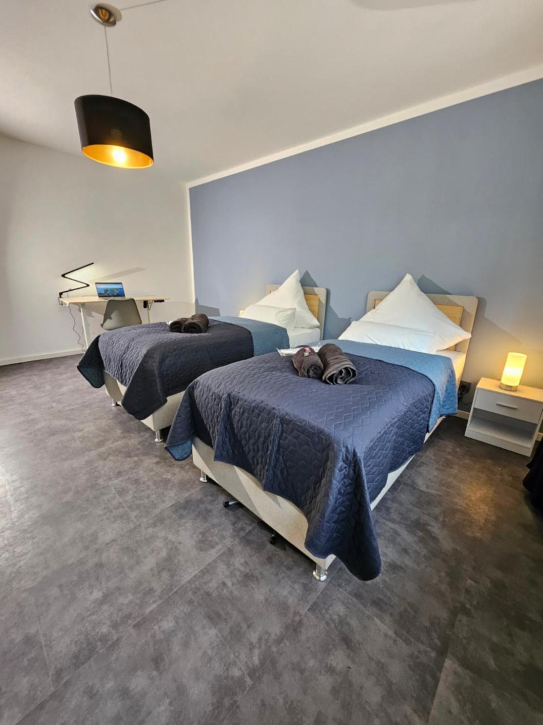 Modern Homes - Voll Ausgestatte Wohnung - Balkon - Hotelbetten - 4K Tv - Wlan Moers Bagian luar foto